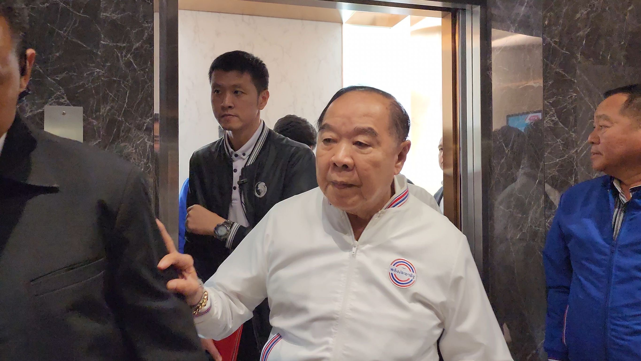 “บิ๊กป้อม” หน้านิ่ง หลังถก กกบห.พปชร. ยืนยัน 4 รายชื่อเดิม งัดข้อบังคับพรรคที่ 17 และ 92 ต้องเป็นมติกรรมการบริหารพรรค