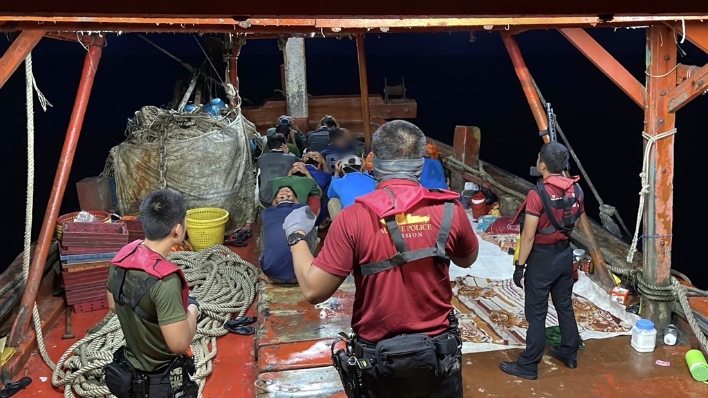 สกัดจับเรือประมงเวียดนาม 5 ลำ พร้อมลูกเรือ 23 คน ลักลอบทำประมงในน่านน้ำไทย 