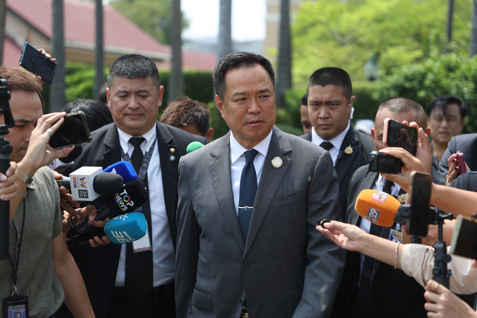 ”อนุทิน“ ปัดจบดีลรัฐบาล ย้ำยังไม่เริ่ม หัวเราะ กระแส "รัฐบาลไฟจราจร" บอกไม่ได้ยิน “ธรรมนัส” มีเซอร์ไพรส์