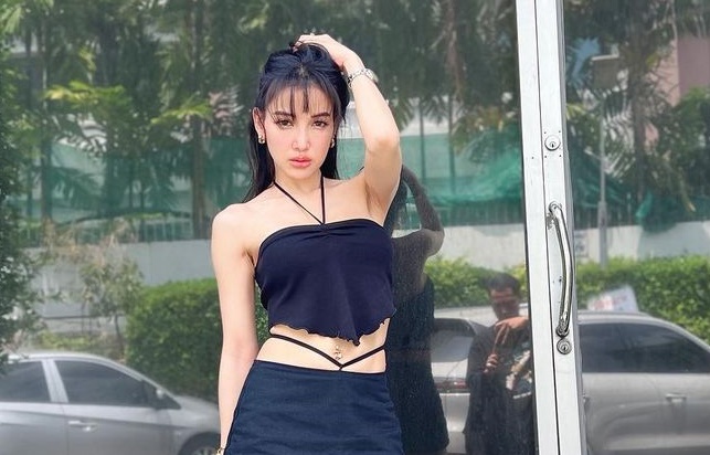 "แพท ณปภา" ฟาดลุคแซ่บแต่ชาวเน็ตหลุดโฟกัสภาพสะท้อนในกระจก
