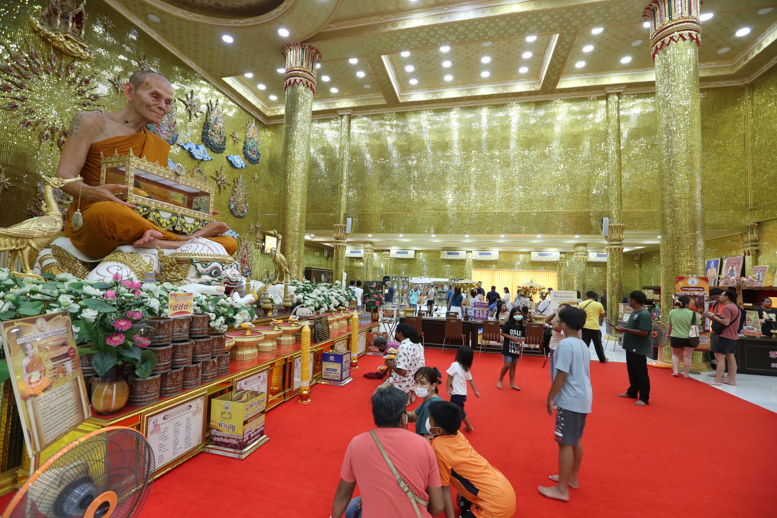 กระแสกราบสังขารหลวงพ่อพูล หลังมีปมดราม่า ชาวบ้านมุ่งหน้าขอพรส่งท้ายวันหยุดยาว 