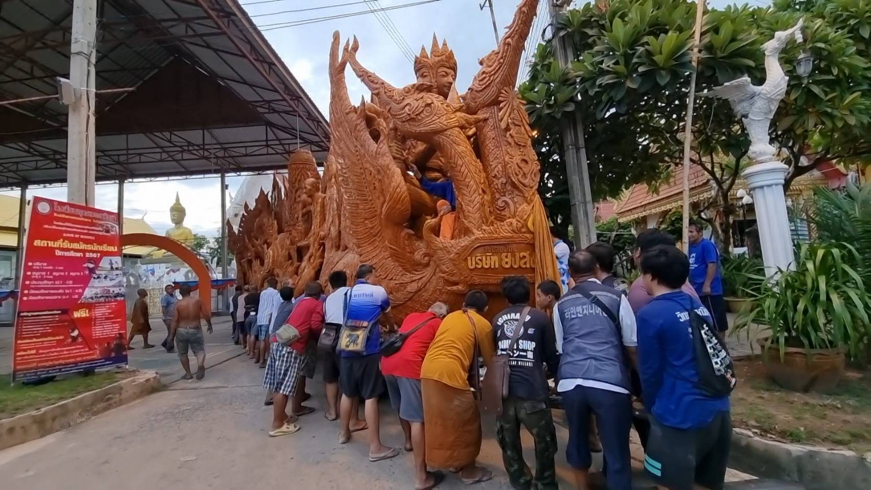  ชาวบ้านร่วมพลังเคลื่อนต้นเทียนพรรษาออกสู่สายตานักท่องเที่ยว