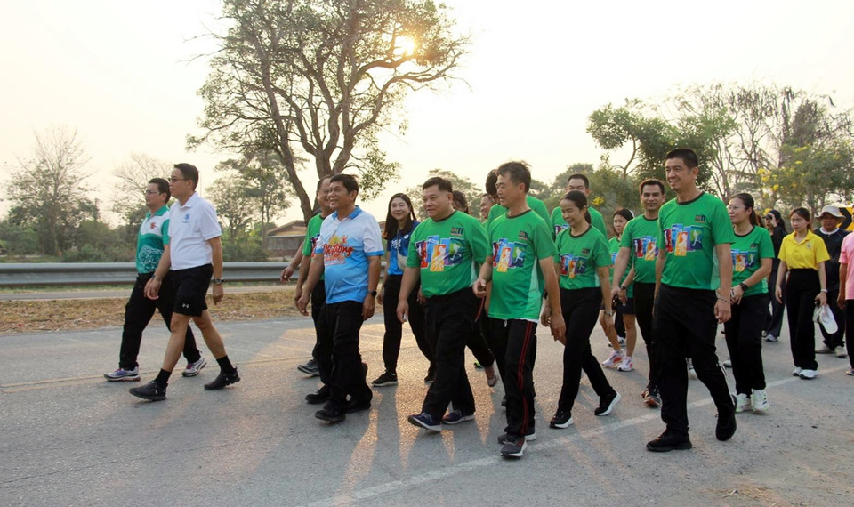 ผู้ว่าฯอ่างทอง นำวิ่ง “Walk RUN ต้าน Stroke” ชมวิถีสงบชุมชนรำมะสัก