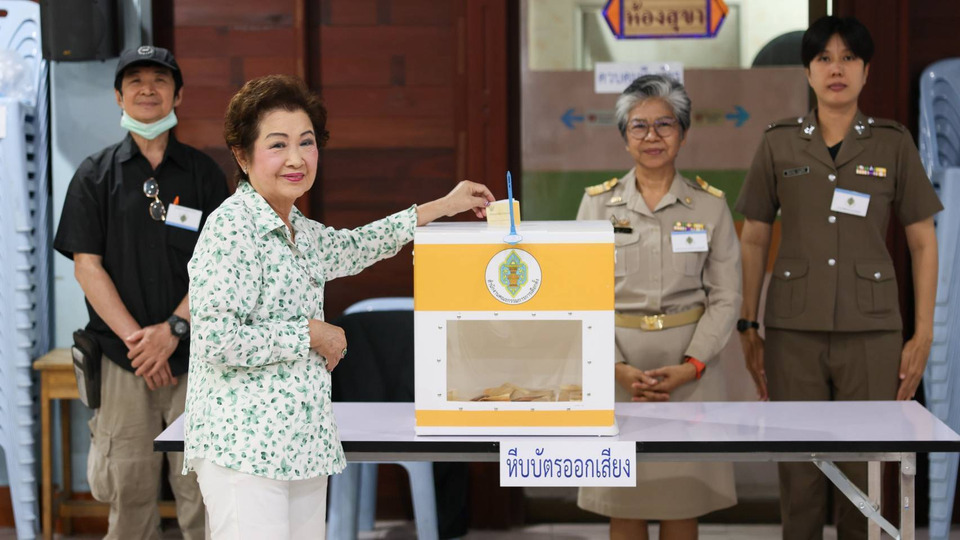   “แม่ชัยวุฒิ” ใช้สิทธิเลือกตั้งสิงห์บุรี บรรยากาศคึกคัก ประชาชนทยอยออกมาใช้สิทธิ์ตั้งแต่เช้า