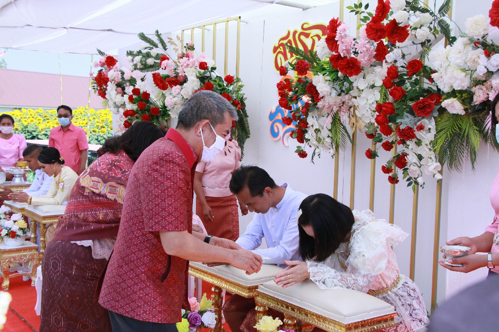 แฮปปี้วาเลนไทน์!! ผู้ว่าฯเมืองช้าง รดน้ำสังข์ สมรสคู่บ่าวสาว กลางทุ่งดอกทานตะวันบานสะพรั่ง