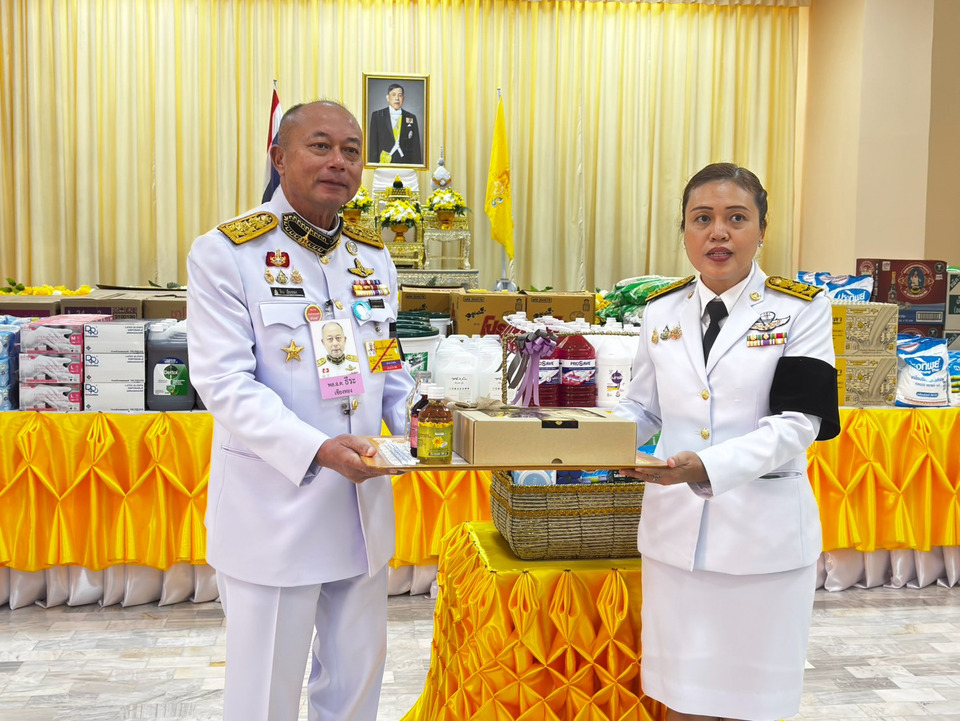 "ในหลวง" พระราชทานสิ่งของฯ และพระราชทานเลี้ยงอาหารกลางวันแก่ผู้สูงอายุ
