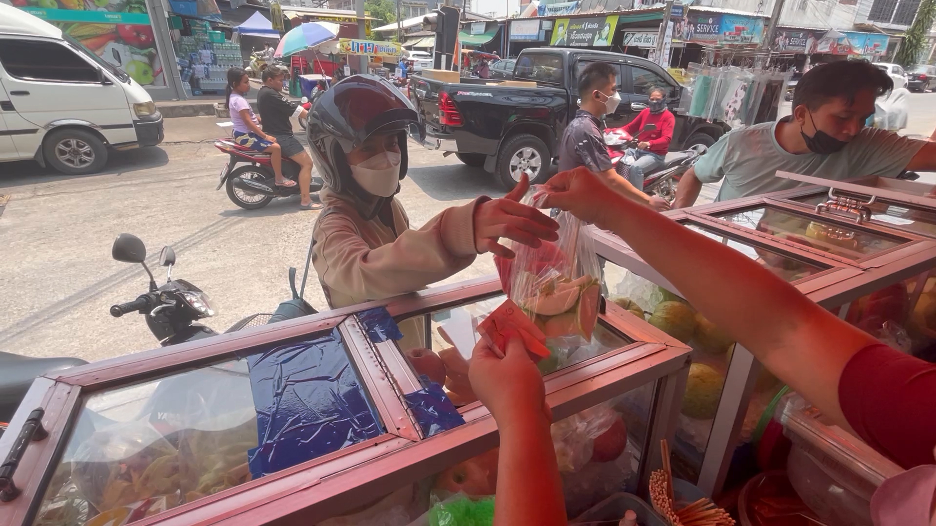 ขอนแก่นร้อนจัดดัน"แตงโม-สับปะรด"แช่เย็นขายดี