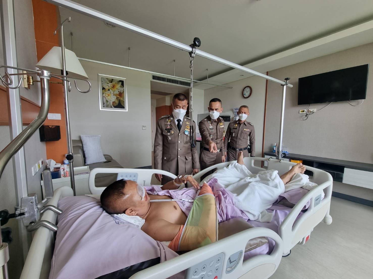 น.1 รุดเยี่ยมตำรวจบาดเจ็บบนทางยกระดับคู่ขนานลอยฟ้า ที่ รพ.ตร.