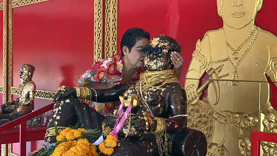 คึกคัก! ชาวบ้านกว่า 2,000 คนร่วมพิธีอาบน้ำมนต์รัตนมาลา คุณป้าดวงเฮงแก้บนพ่อขุนช้างด้วยทอง 2 สลึง