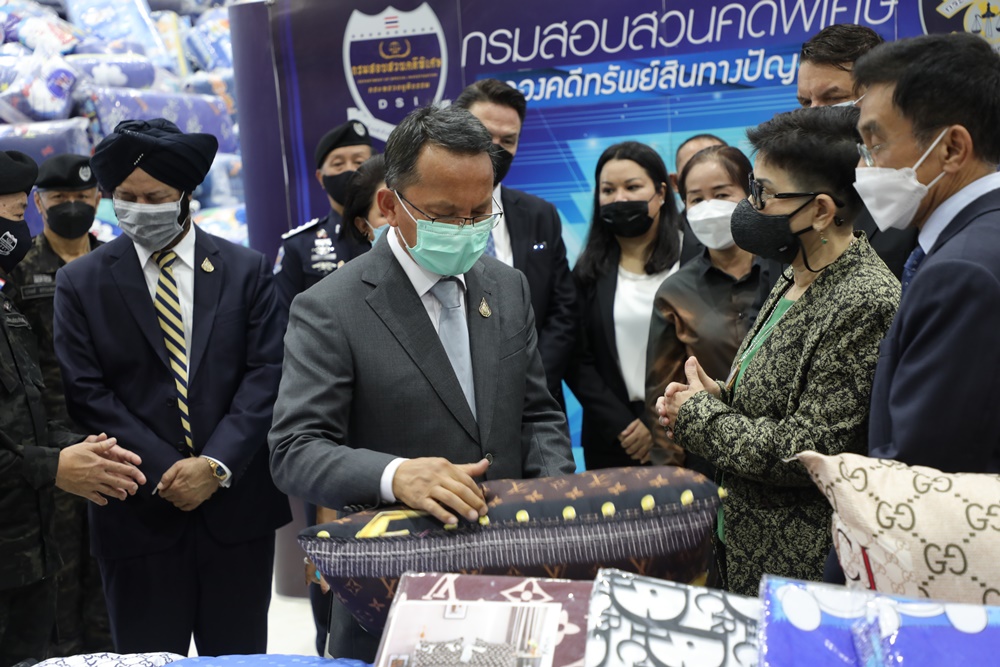 "สมศักดิ์" แถลงผลยึดสินค้าละเมิดลิขสิทธิ์มูลค่า 160 ล.บาท หลังดีเอสไอ ลงพื้นที่ค้นระยอง-ปทุมธานี ร่วม ปปง.เอาผิด ยึดทรัพย์ย้อนหลัง 