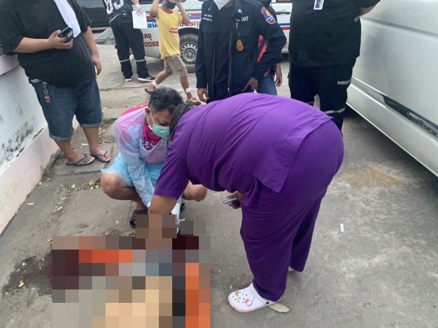 สุดเวทนา! หนุ่มใหญ่ขี่พ่วงข้างพาลูกชายไปกินข้าว เกิดวูบดับก่อนพุ่งชนต้นไม้ ลูกไม่รู้พ่อตาย พยายามเรียกให้ตื่นทั้งน้ำตา