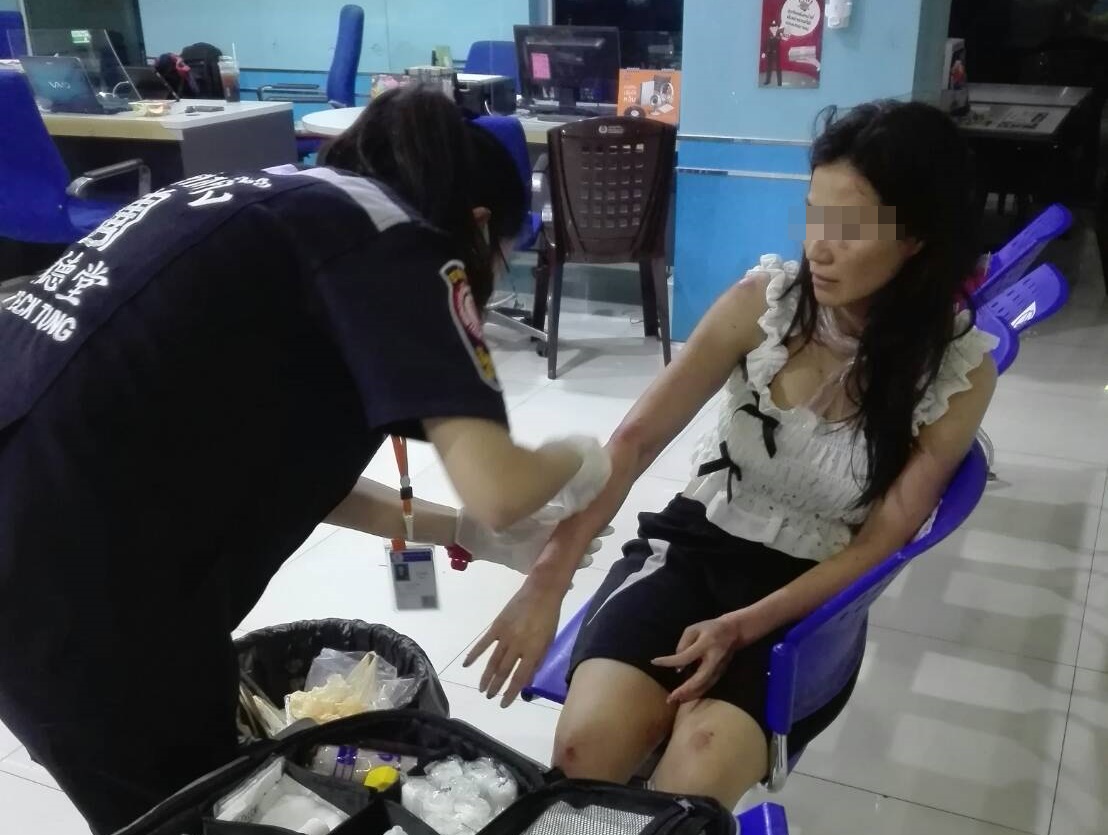 ตำรวจเร่งตรวจสอบกล้องวงจรปิดหาเบาะแสรถโฟลค์ตู้จับสาวสวนลุมขึ้นรถ