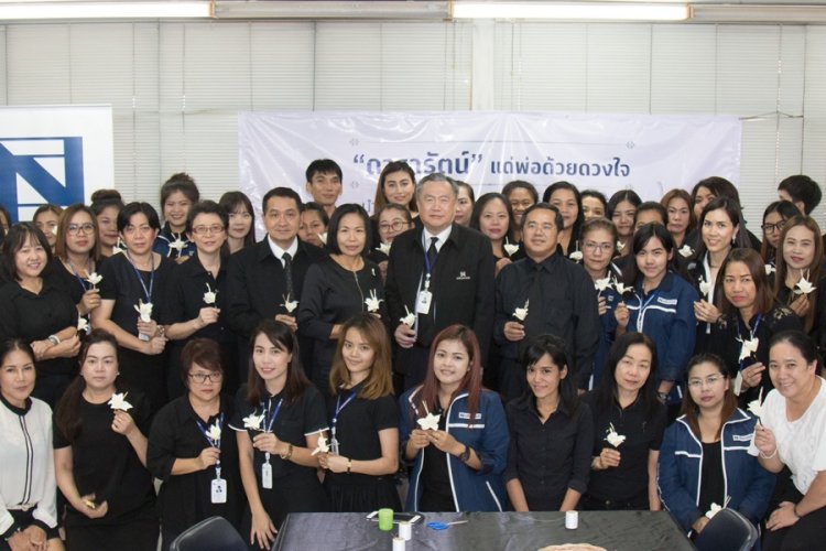 นำสินจิตอาสา ร่วมใจประดิษฐ์ดอกไม้จันทน์ “ดารารัตน์” แด่พ่อด้วยดวงใจ