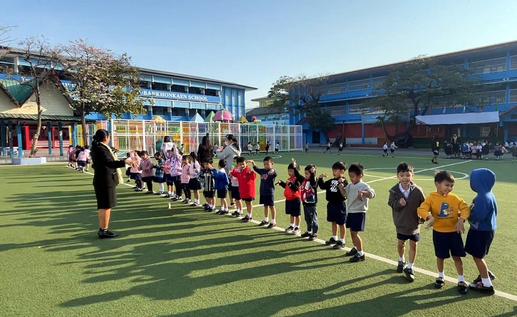 ขอนแก่นหนาวมาก ครูนำเด็กๆ ออกกำลังกายเพิ่มความอบอุ่นก่อนเข้าห้องเรียน