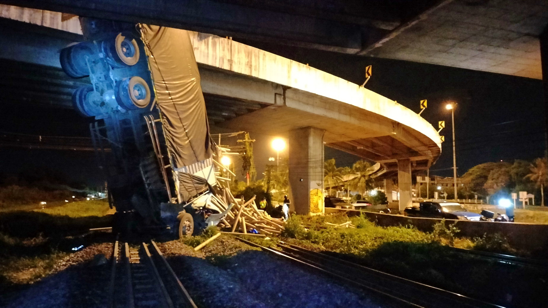 สิบล้อตกสะพานขวางรางรถไฟสายตะวันออกเจ็บ 1 ราย จนท.ยันไม่กระทบการเดินรถเพราะมีรางเบี่ยง