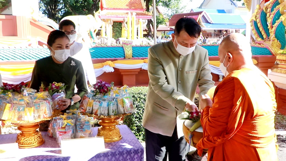 พ่อเมืองนครพนม นำพุทธศาสนิกชนทำบุญวันอาสาฬหบูชา ชวน ปชช.ปฏิญาณตนงดเหล้าเข้าพรรษา