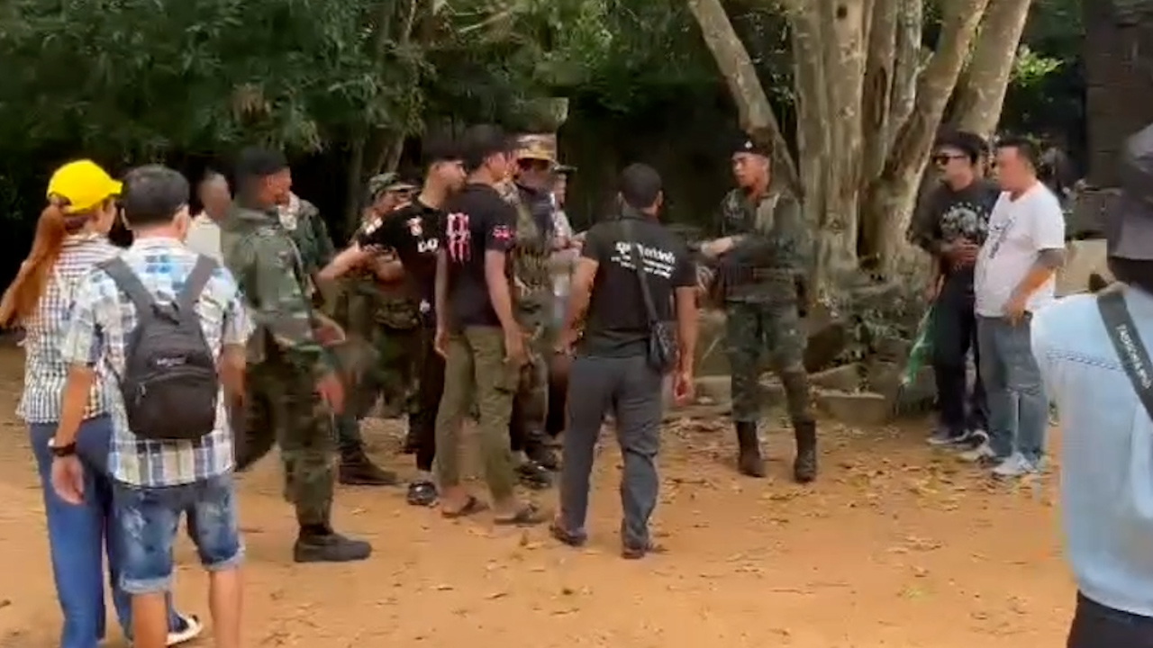 วัยรุ่นเขมรหวิดต่อยกับคนใต้คาดเรื่องส่วนตัวด้านทหารเขมรคนสนิท'โมนิก้า' เดินตามสังเกตการณ์นายทหาร'นปอ.'เยือนตาเมือนธม