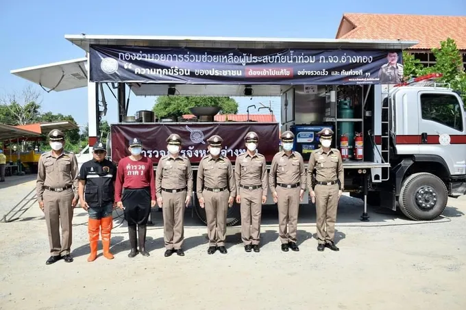 ผู้การฯอ่างทอง จัดรถครัวสนามประกอบอาหารแจกผู้ประสบอุทกภัย พื้นที่ อบต.อินทประมูล