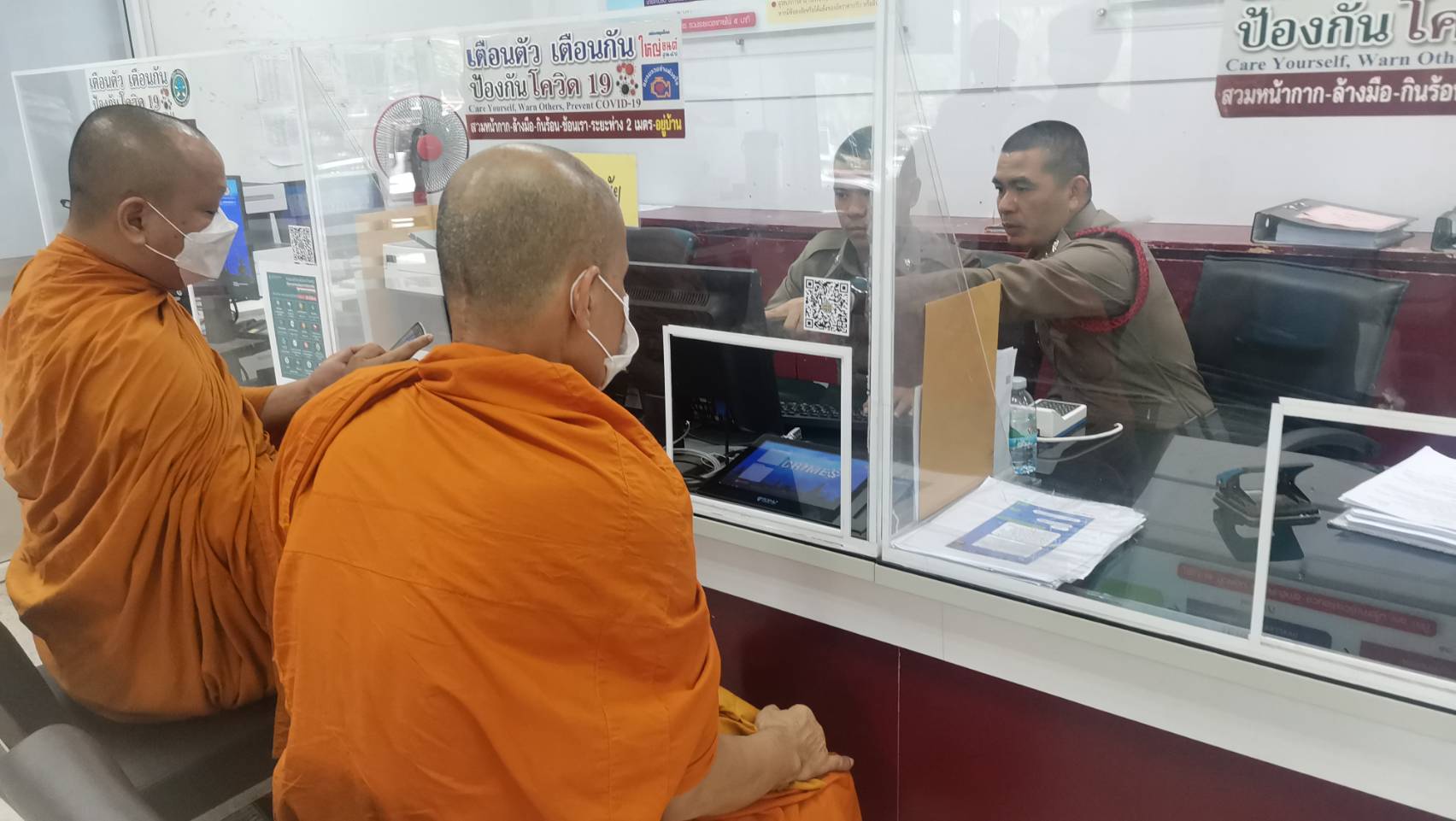 โจรคู่บาป 2 ผัวเมียย่องฉกเงินตู้บริจาค  พระลูกวัดเห็นมีพิรุธรีบไปดู 2 ผัวเมียโวยวาย รีบเผ่นหนี 