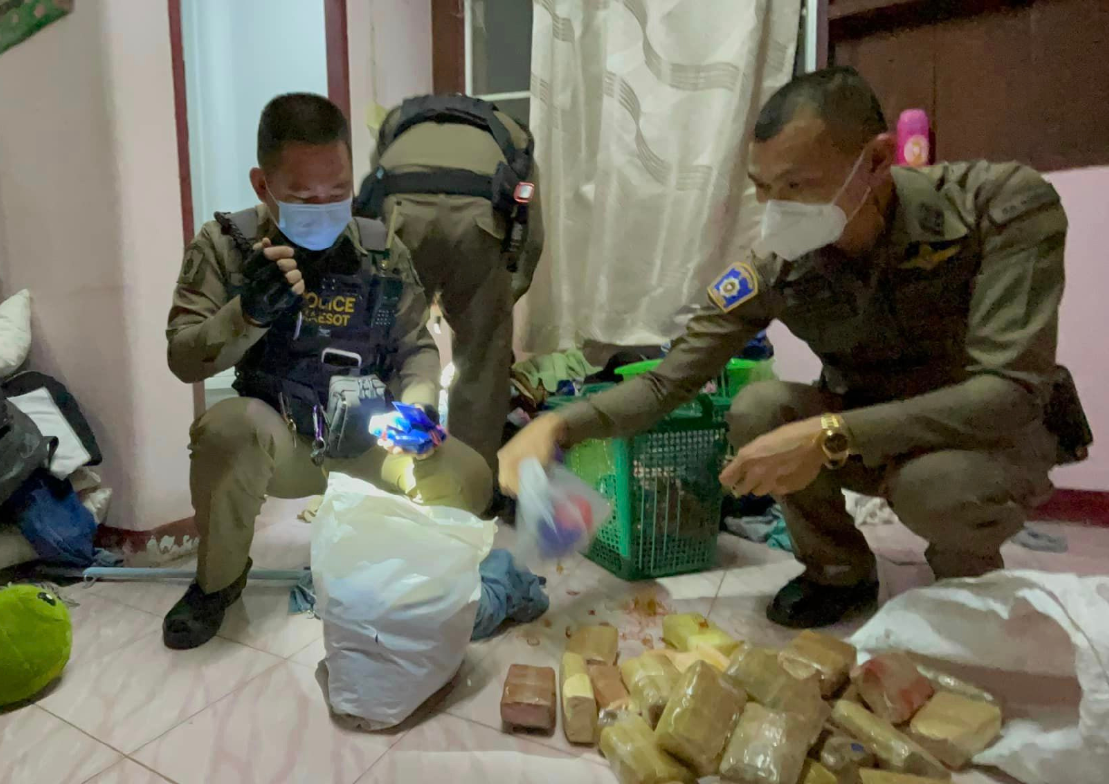 ตำรวจแม่สอดจับ 2  ชาวเมียนมาค้ายาบ้าค้นเจอในห้องพักเกือบ 80,000 เม็ด