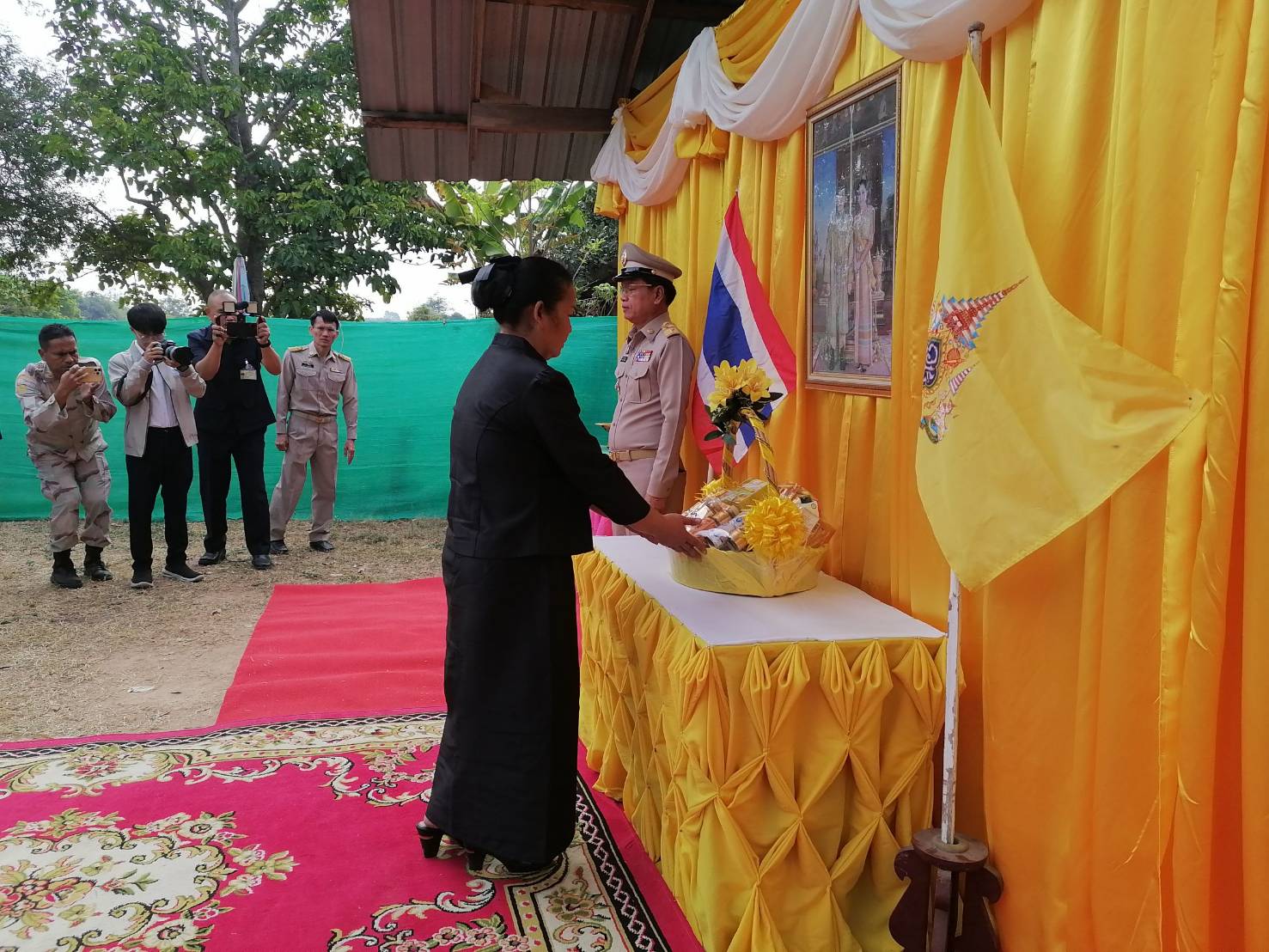 'ในหลวง'โปรดเกล้าฯผู้ว่าฯสุรินทร์เชิญตะกร้าสิ่งของพระราชทานมอบแก่ครอบครัวทหารพรานเสียชีวิตจากเหตุระเบิดที่สายบุรี