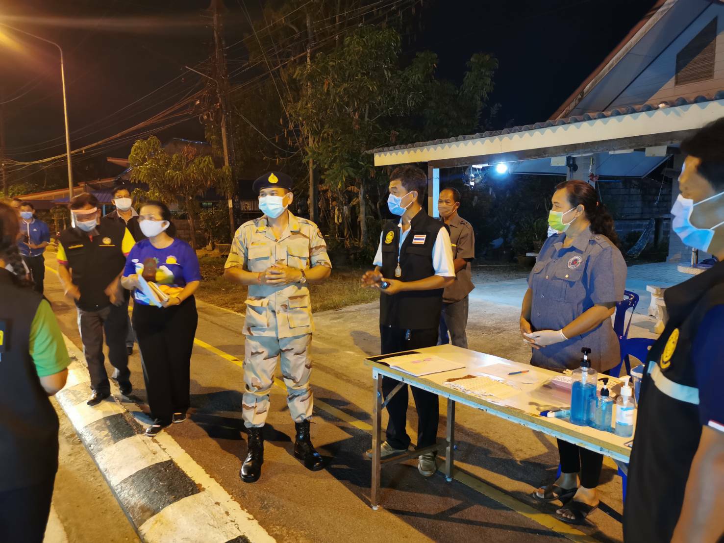 รองผู้ว่าฯพังงา ออกตรวจเยี่ยมให้กำลังใจเจ้าหน้าที่ประจำจุดตรวจคัดกรองต้านโควิด-19