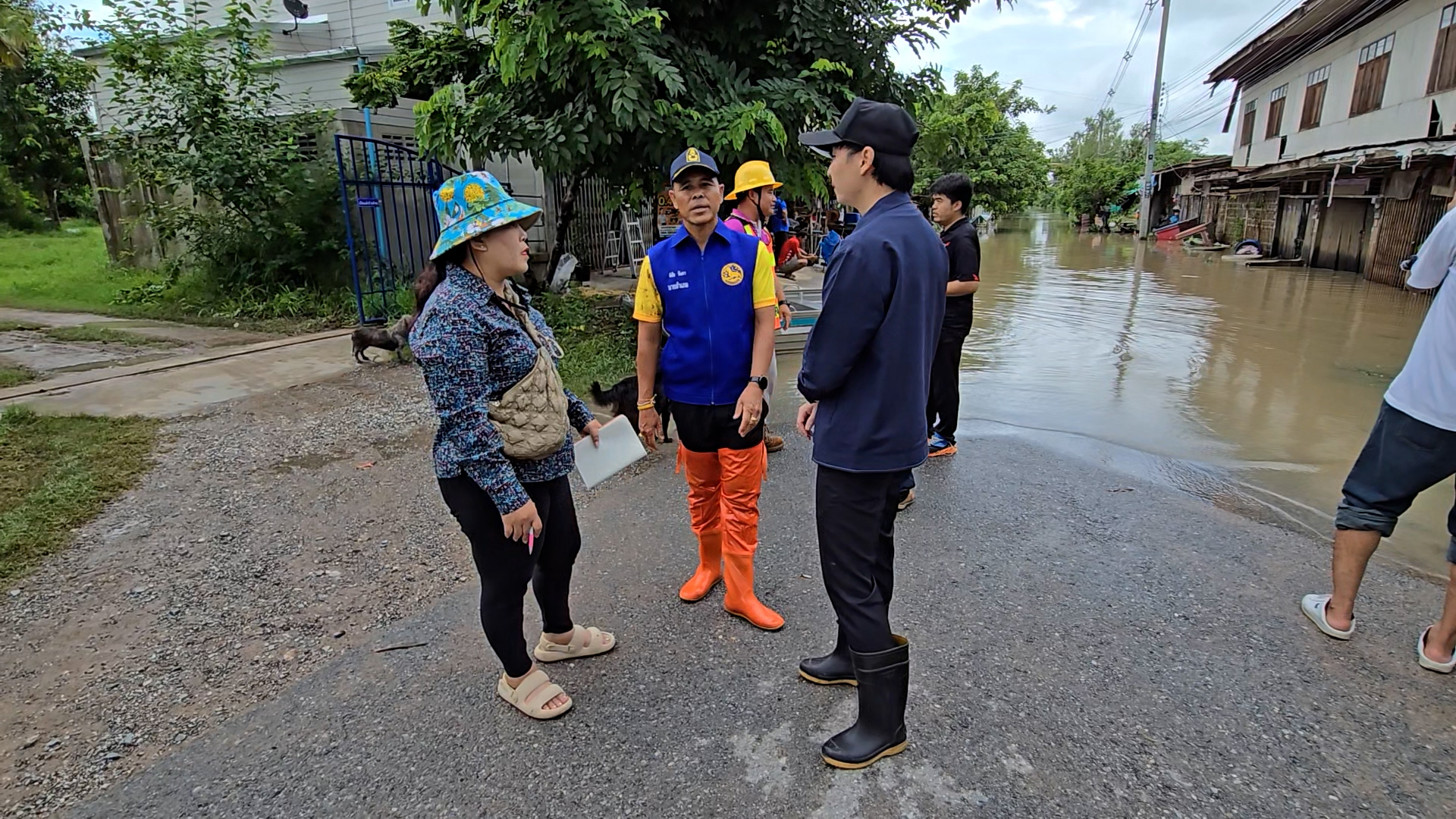 น้ำท่วมบ้านไผ่ขยายวงกว้างท่วมเพิ่มเป็นกว่า 40 หลังคาเรือนแล้วจนท.เร่งลงพื้นที่ให้การช่วยเหลือ 