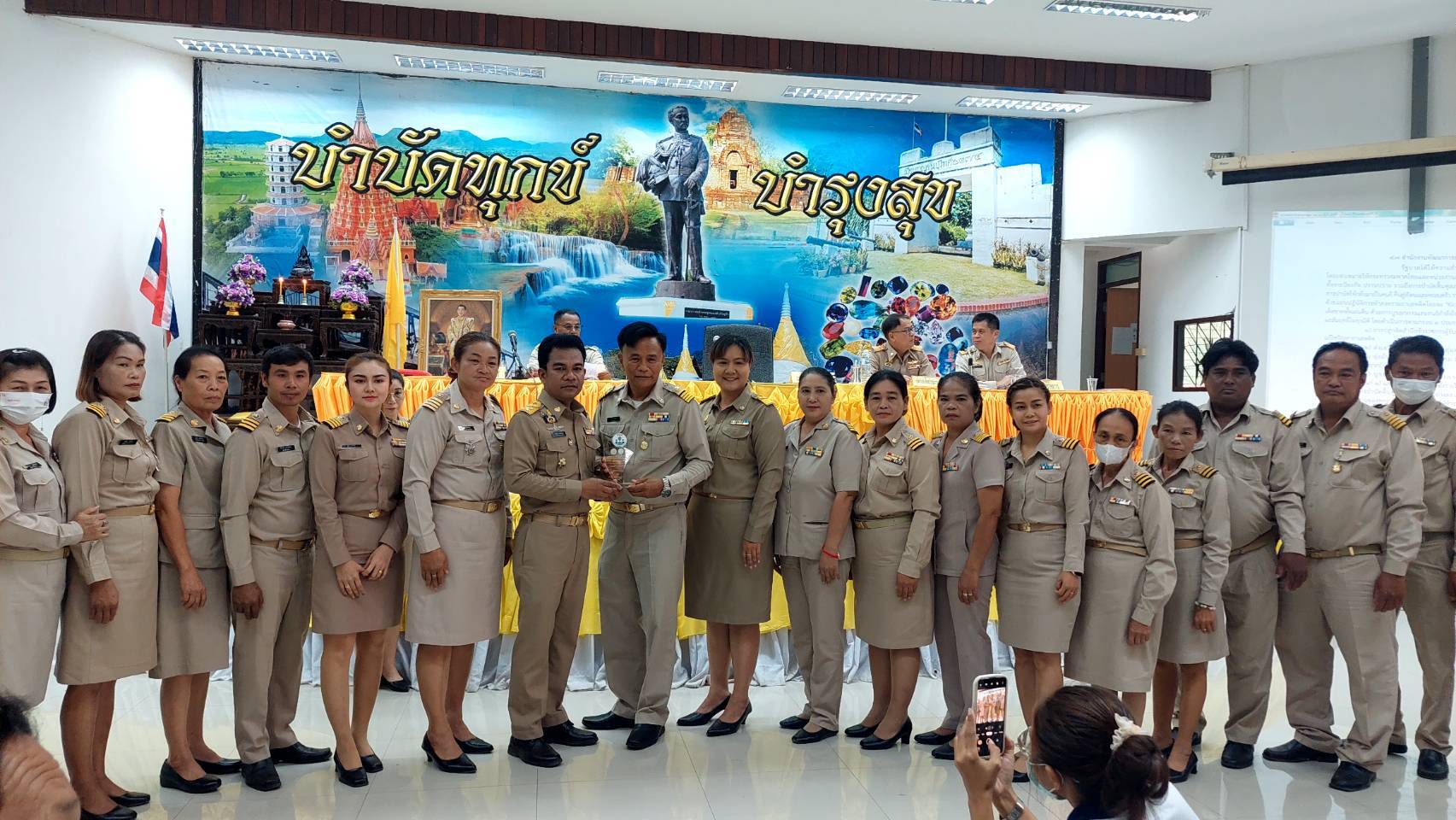 นอภ.เมืองกาญจนบุรี มอบโล่รางวัลและใบประกาศเกียรติบัตรให้กำนันคนดัง ต.ช่องสะเดา และ ศพก.เครือข่ายกลุ่มเลี้ยงผึ้ง