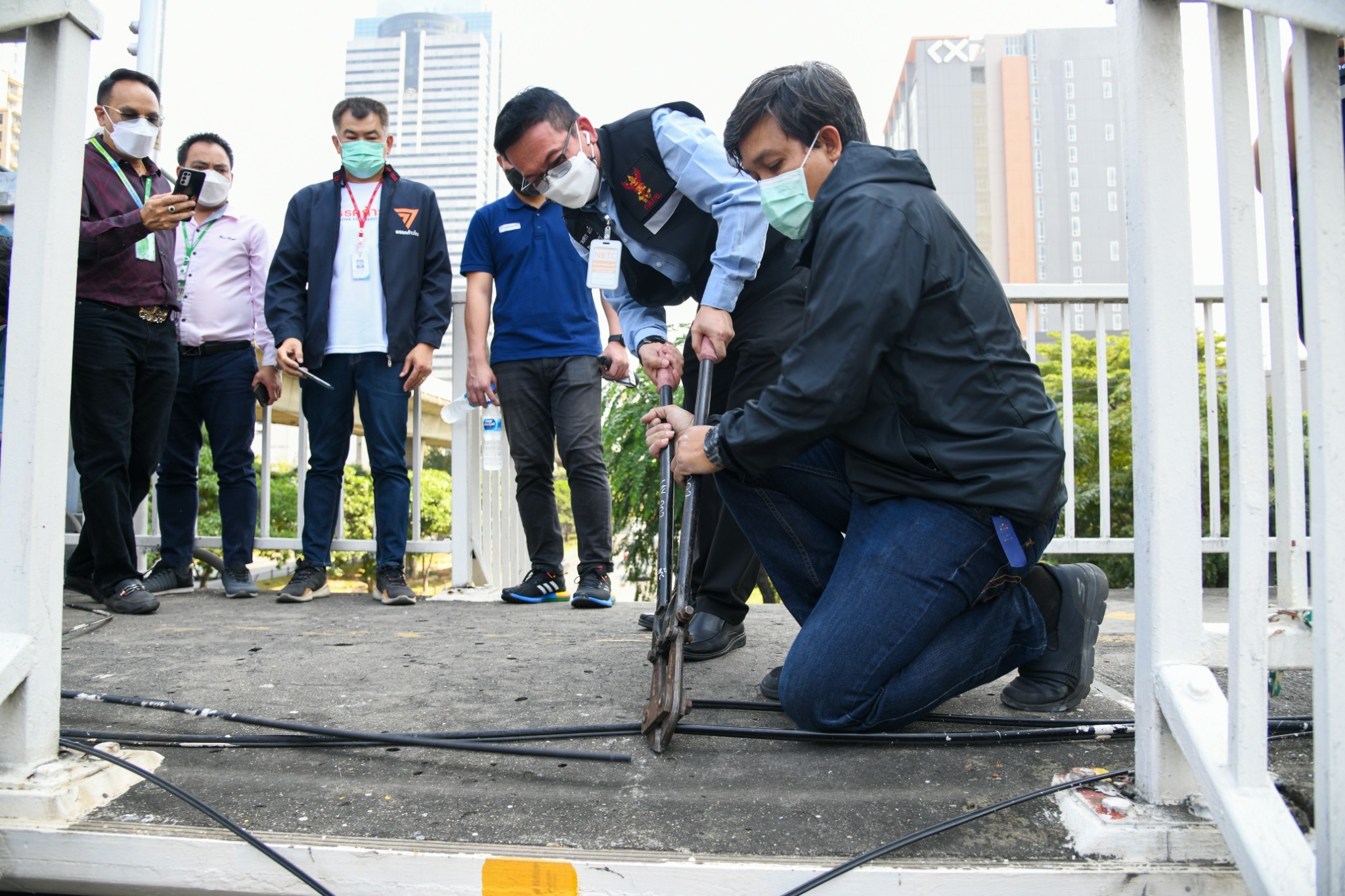 MEA ประสาน กสทช. ลงพื้นที่ตรวจสอบ ติดตามแก้ไขสายสื่อสารกีดขวางพื้นสะพานลอย บริเวณวงเวียนใหญ่
