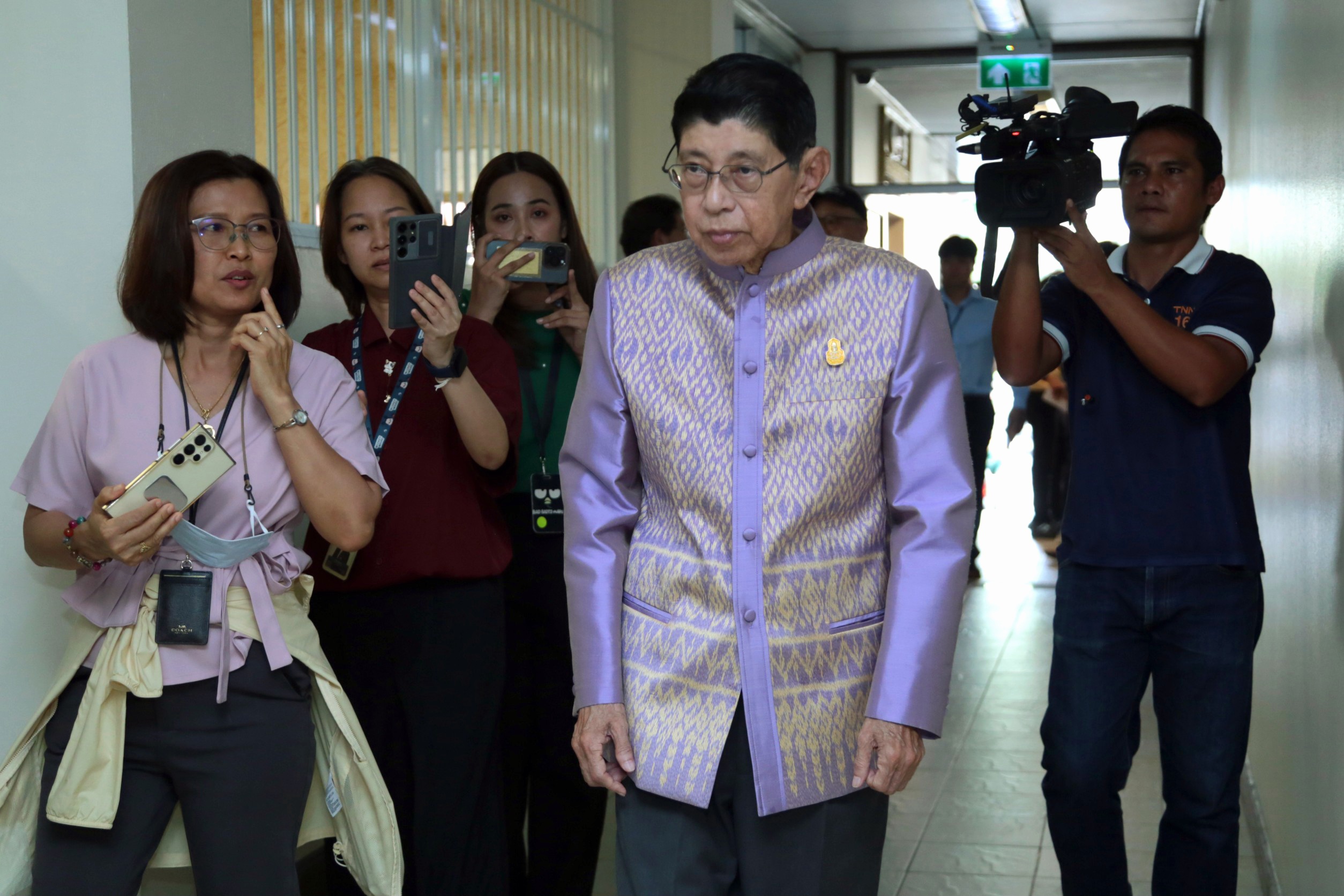 "วิษณุ​" เข้าทำเนียบ​ฯ ครั้งแรกบอก " เหมือนกลับบ้าน"  เตรียมประเดิมงานแรก​ ตรวจคำชี้แจง "นายกฯ" ​ ก่อนส่งศาลรธน.