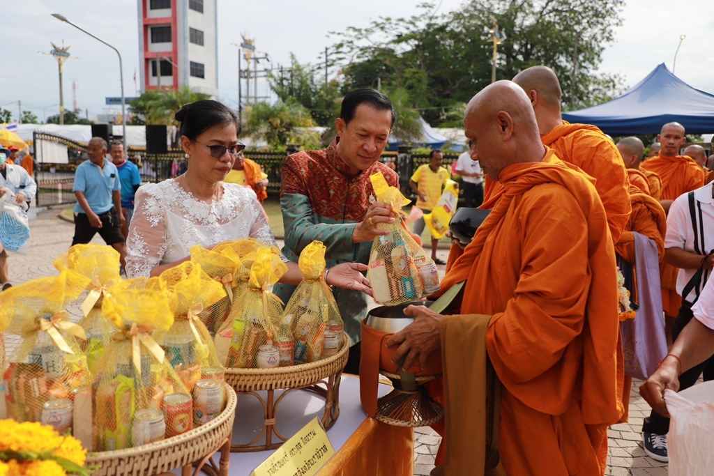 ผู้ว่าฯ นราธิวาส นำพุทธศาสนิกชน ทำบุญตักบาตรเทโว เนื่องในงานประเพณีชักพระ ประจำปี 2567