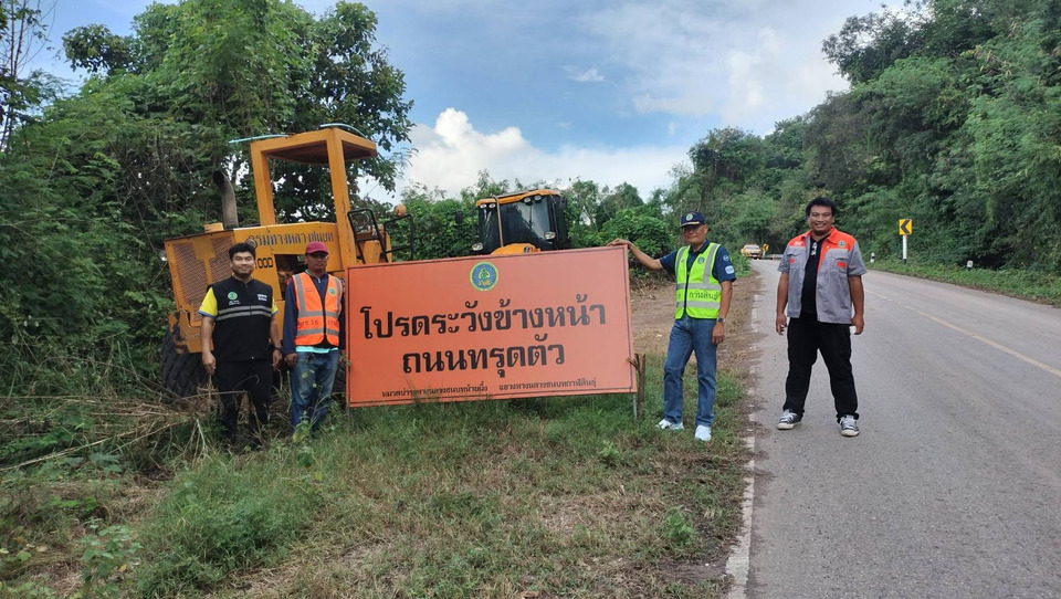 ทช.ช่วยเหลือผู้ประสบภัย นำรถบรรทุกเข้าพื้นที่ที่มีน้ำท่วมสูง ซ่อมถนนให้ประชาชนสัญจรผ่านได้ปลอดภัย