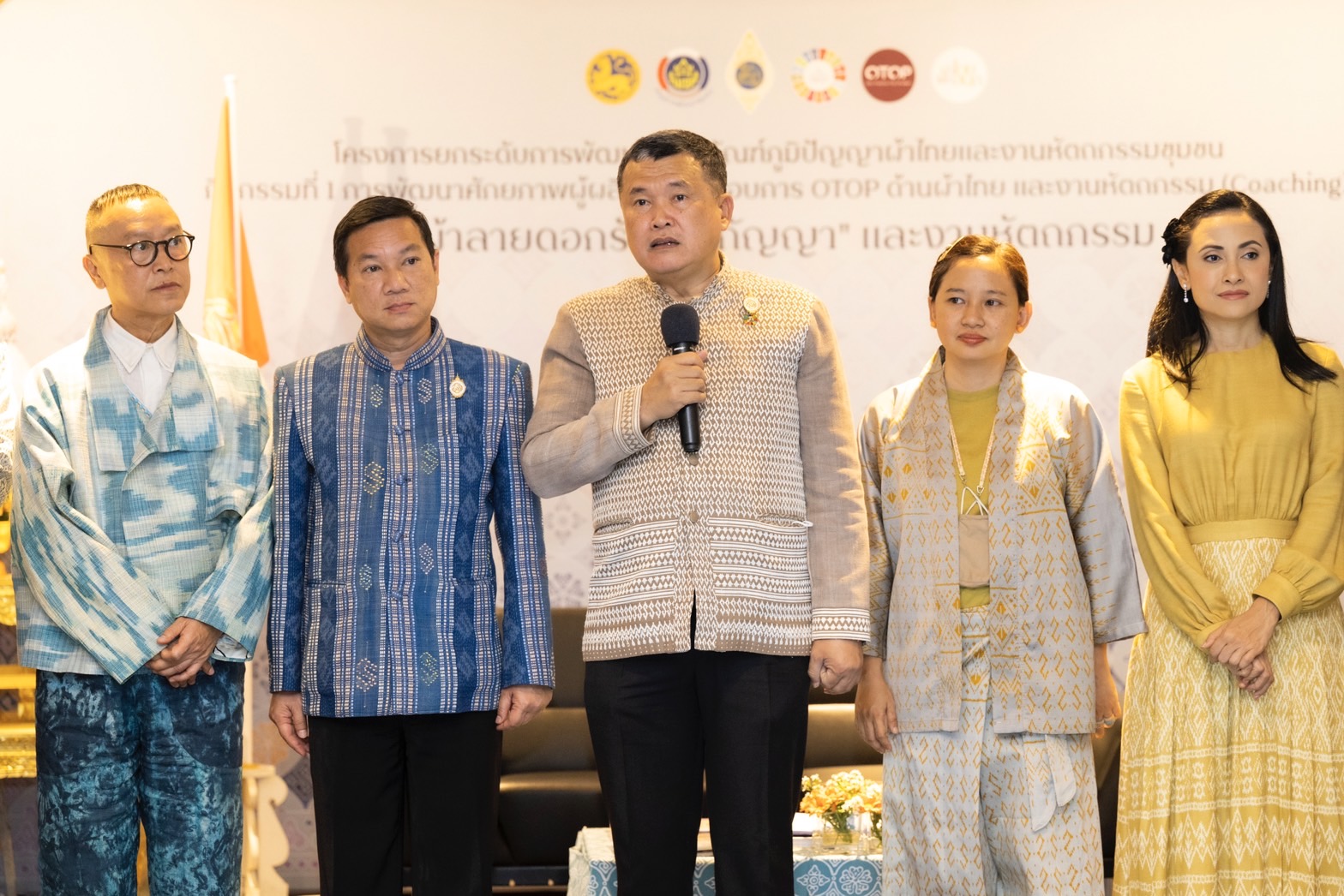 ปลัด มท. นำผู้ทรงคุณวุฒิลงพื้นที่โค้ชชิ่งผ้าลายพระราชทานผ้าลายดอกรักราชกัญญา ให้ช่างทอผ้าพื้นที่อีสานใต้ 