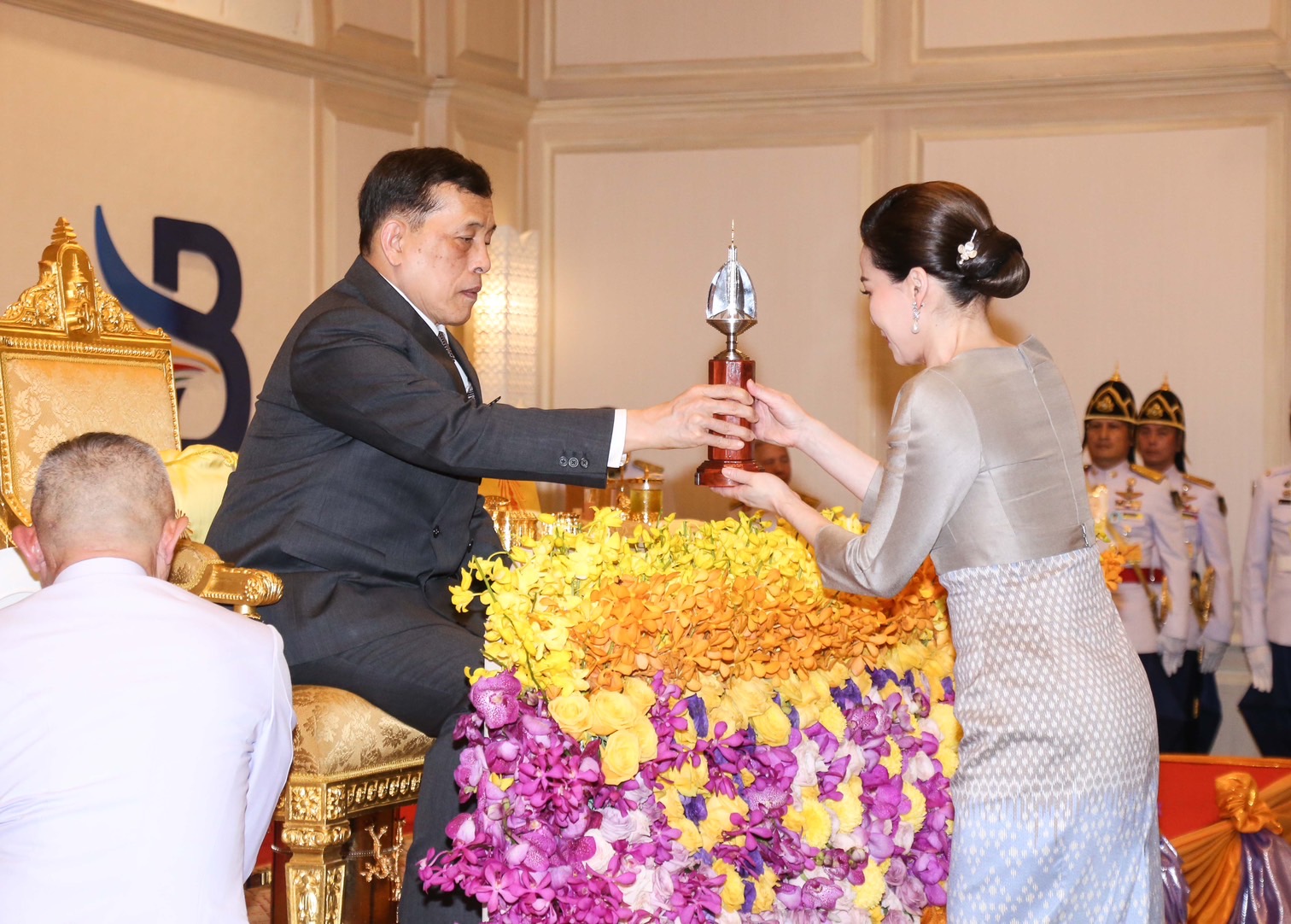 'ในหลวง'พระราชทาน"ถ้วยรางวัลภูเก็ตคิงส์คัพรีกัตต้า"ครั้งที่ 36 พระราชินีทรงรับรางวัลชนะเลิศ