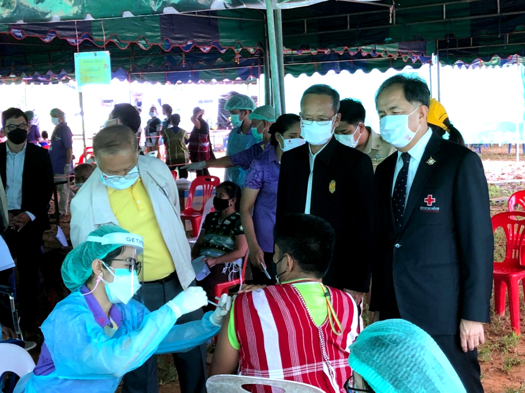 สภากาชาดฯ จับมือภาคีเครือข่าย บริการฉีดวัคซีนโควิด ผู้หนีภัยการสู้รบ-กลุ่มชาติพันธุ์ ที่ไม่เคยได้รับวัคซีนมาก่อน