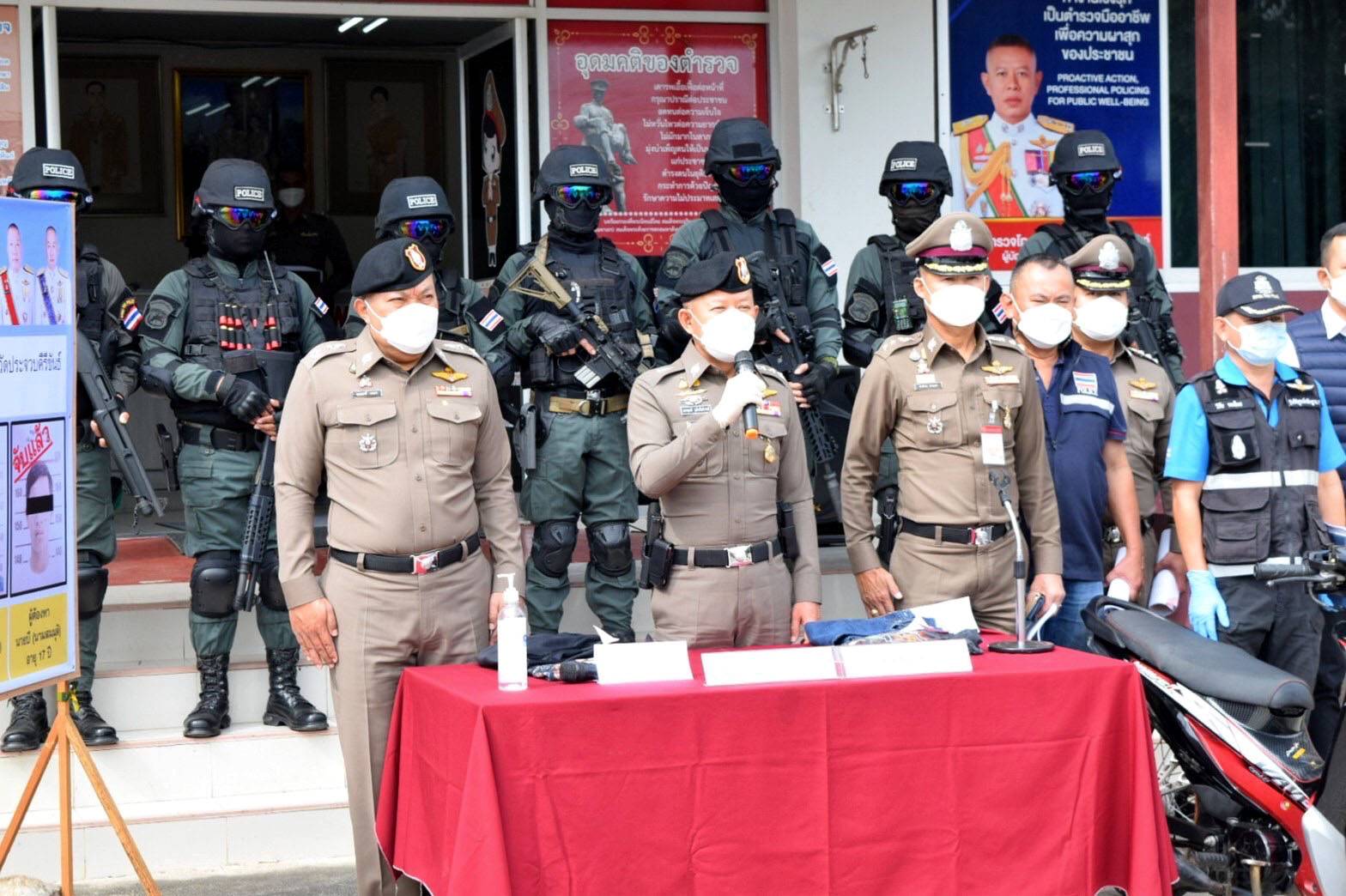  “บิ๊กโอ๋” แถลงจับ 2 โจ๋ใช้ปืนยิงอริเสียชีวิต