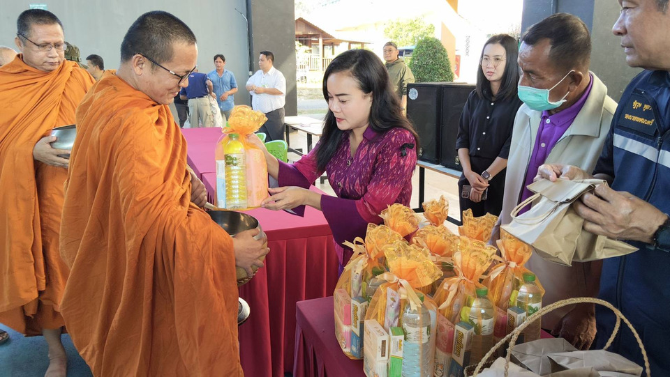 “เทศบาลเมืองเขาสามยอด” จัดพิธีตักบาตรรับปีใหม่ 2569 ผู้บริหาร–ประชาชนร่วมทำบุญ เสริมสิริมงคลชุมชน