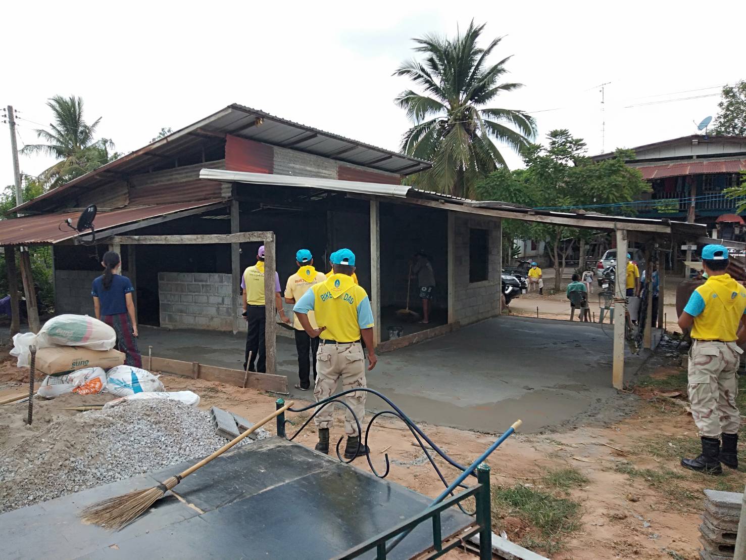 นายอำเภอเมืองหนองบัวลำภูนำทีมจิตอาสาซ่อมแซมบ้านผู้พิการและยากไร้
