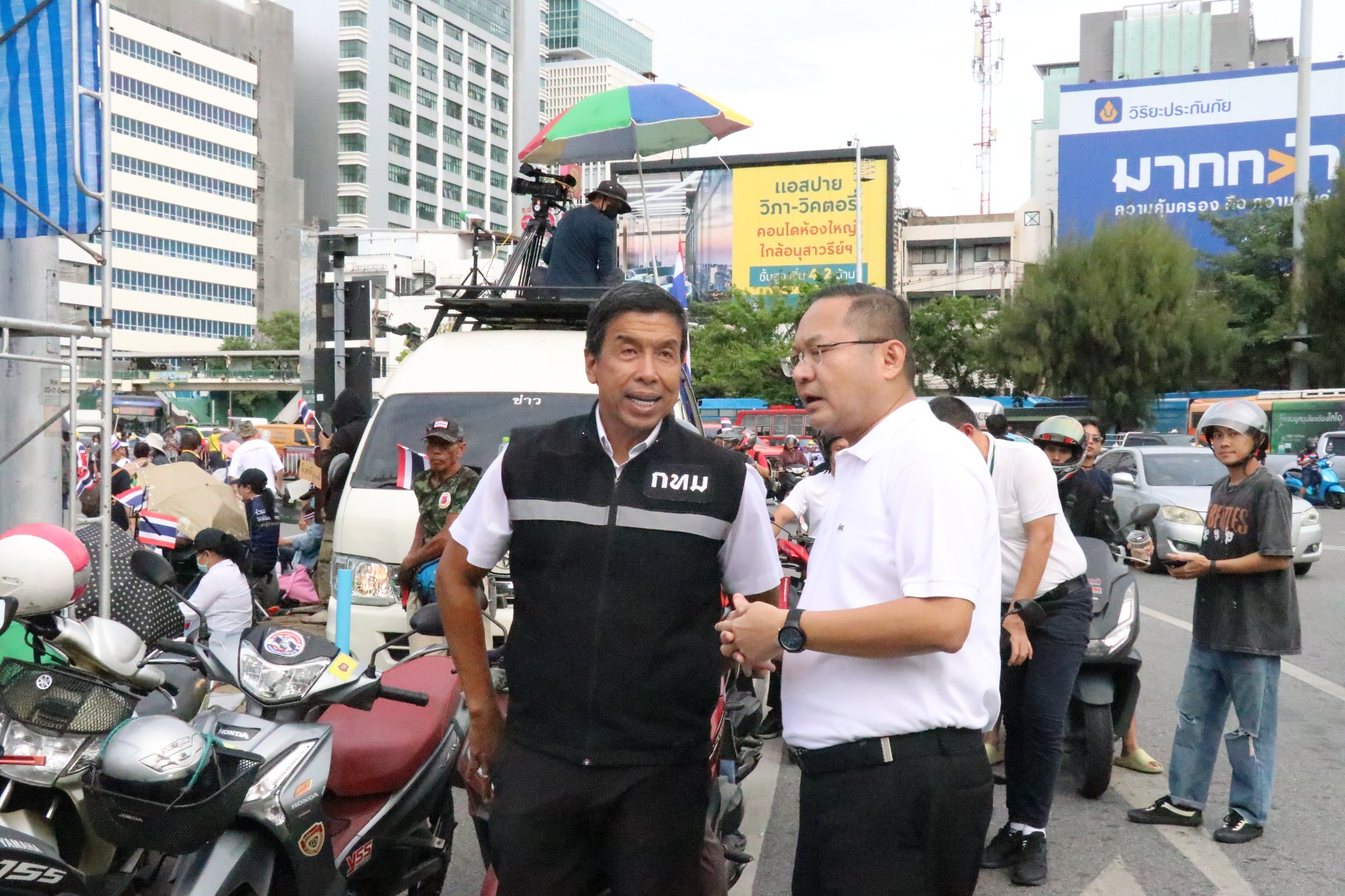 "ผู้ว่าฯ กทม." ลงพื้นที่อนุสาวรีย์ชัย ดูแลพื้นที่ชุมนุม ลดความเสี่ยงภัยแฝง