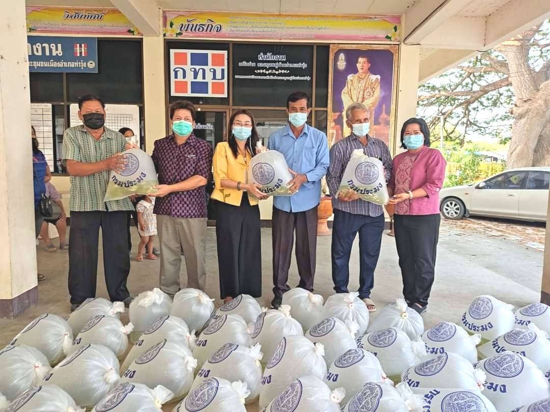 ประมงลพบุรี มอบปัจจัยการผลิตปลากินพืชให้แก่เกษตรกร