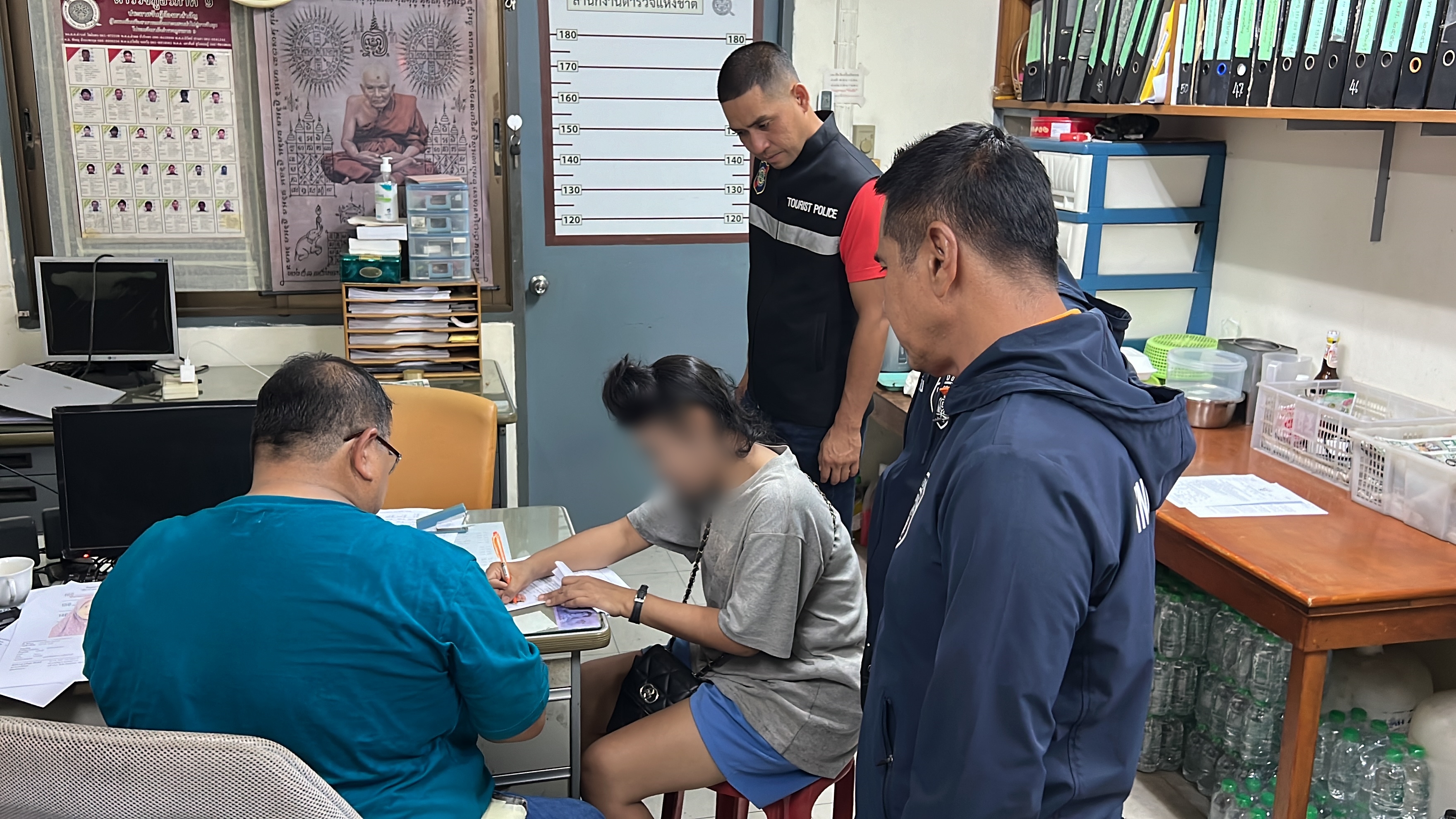 ตำรวจ 3 หน่วย จับกุมสาวเจ้าของบัญชีม้า 4 หมายจับ ทั้งศาลอาญา และสภ.ระแงะ นราธิวาส 