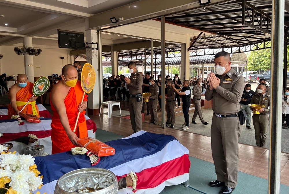 ผบช.ภาค 5 ร่วมรดน้ำศพ 3 ขรก.ตร.เสียชีวิตระหว่างปฏิบัติหน้าที่ พร้อมมอบเงินช่วยเหลือทายาท