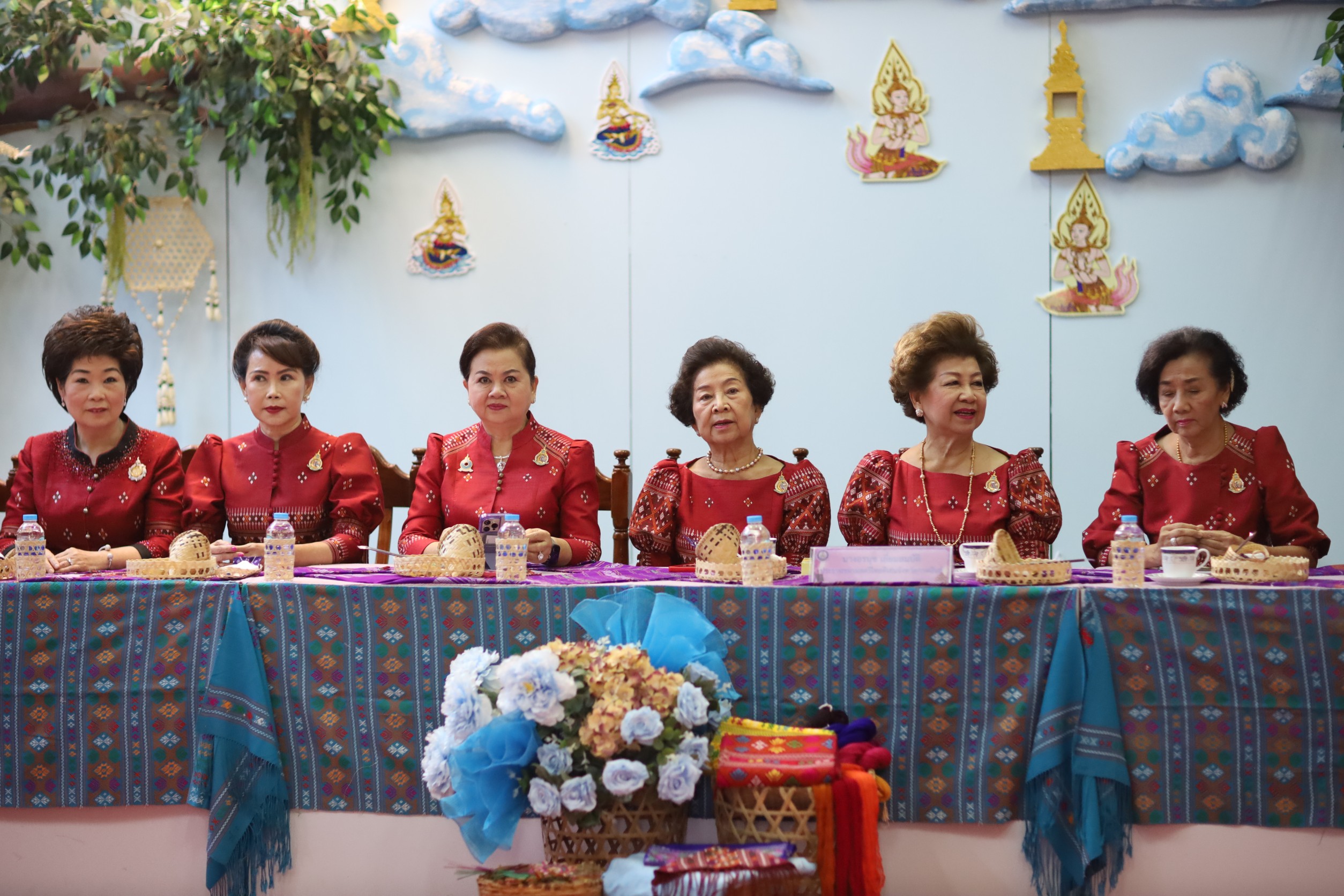 กาฬสินธุ์ชมรมสตรีไทยดีเด่นแห่งชาติมอบทุนการศึกษาถวายเป็นพระราชกุศล