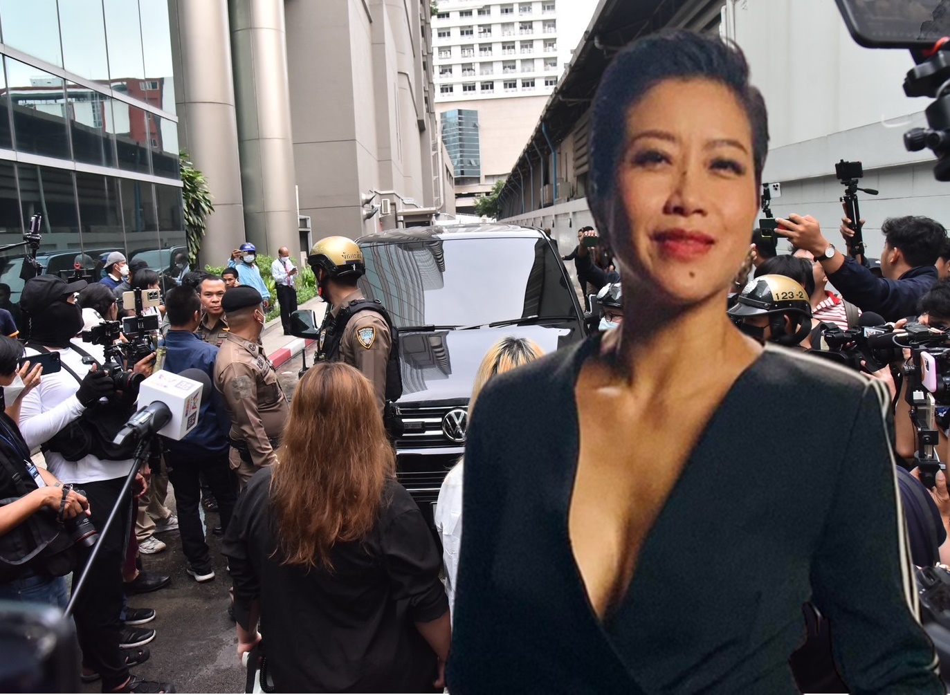"คำผกา" โพสต์รัวๆ ติงม็อบทะลุวังจี้ "อนุทิน" กราบเท้า มรดกวัฒนธรรมศักดินา