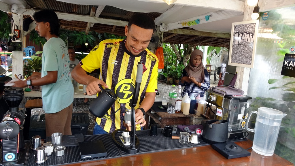 ร้านลับๆ ของบาริสต้าซุปตาร์ลูกหนังระดับชาติ แฟนคลับแห่อุดหนุน