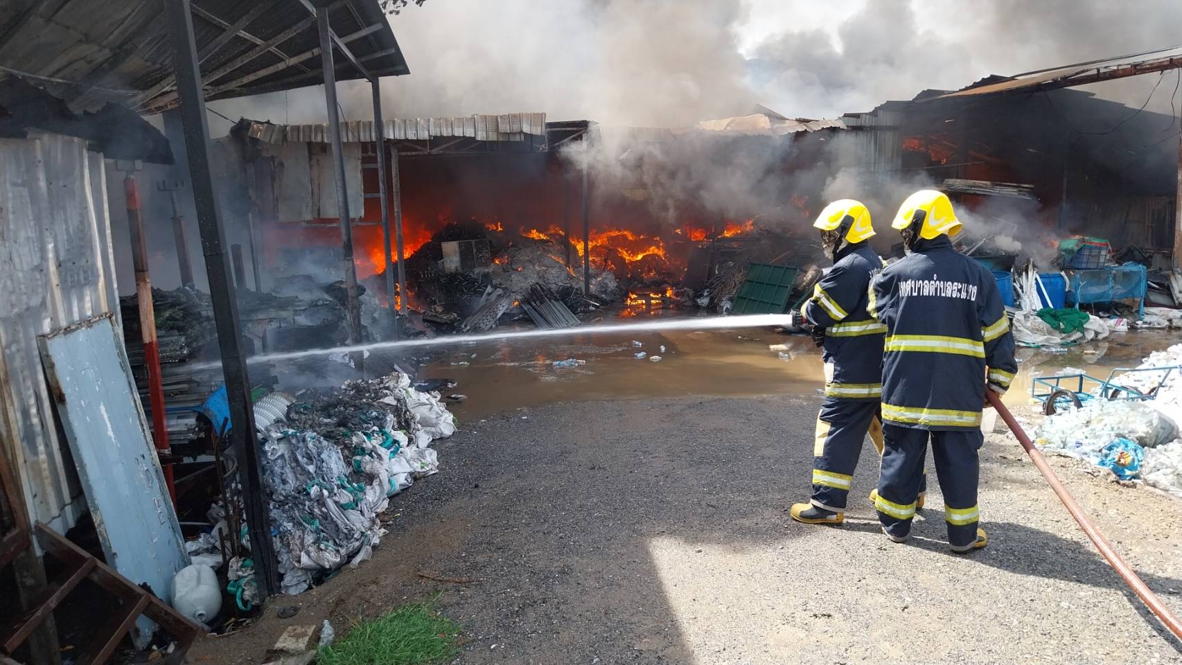 ไฟไหม้ร้านรับซื้อของเก่าริมถนนหมายเลข 9 มุ่งหน้าบางบัวทองส่วนความเสียหายต้องรอประเมิน
