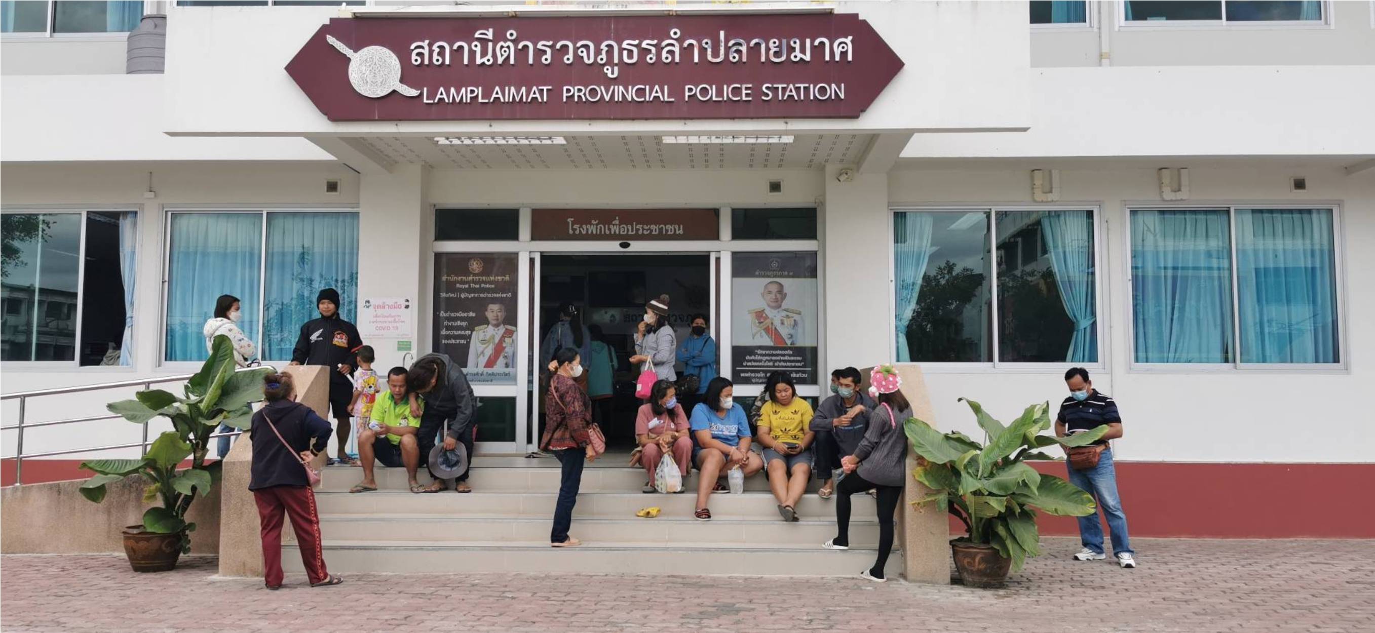 ชาวบ้านบุรีรัมย์นับร้อยแห่แจ้งจับสาวแสบหลอกจะพาไปทำงานเกาหลีก่อนหอบเงินหนี