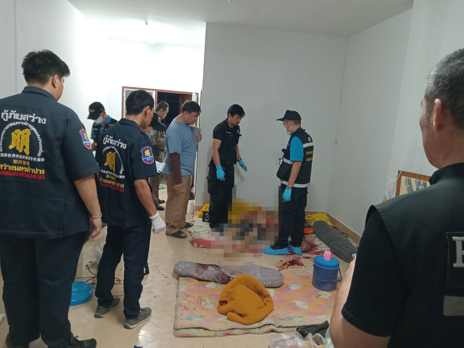 ลำปางสลด!! ผัวใช้มีดฟันคอเมียที่พิการจนเสียชีวิตคาที่ แล้วตนจะพยายามฆ่าตัวตายตาม