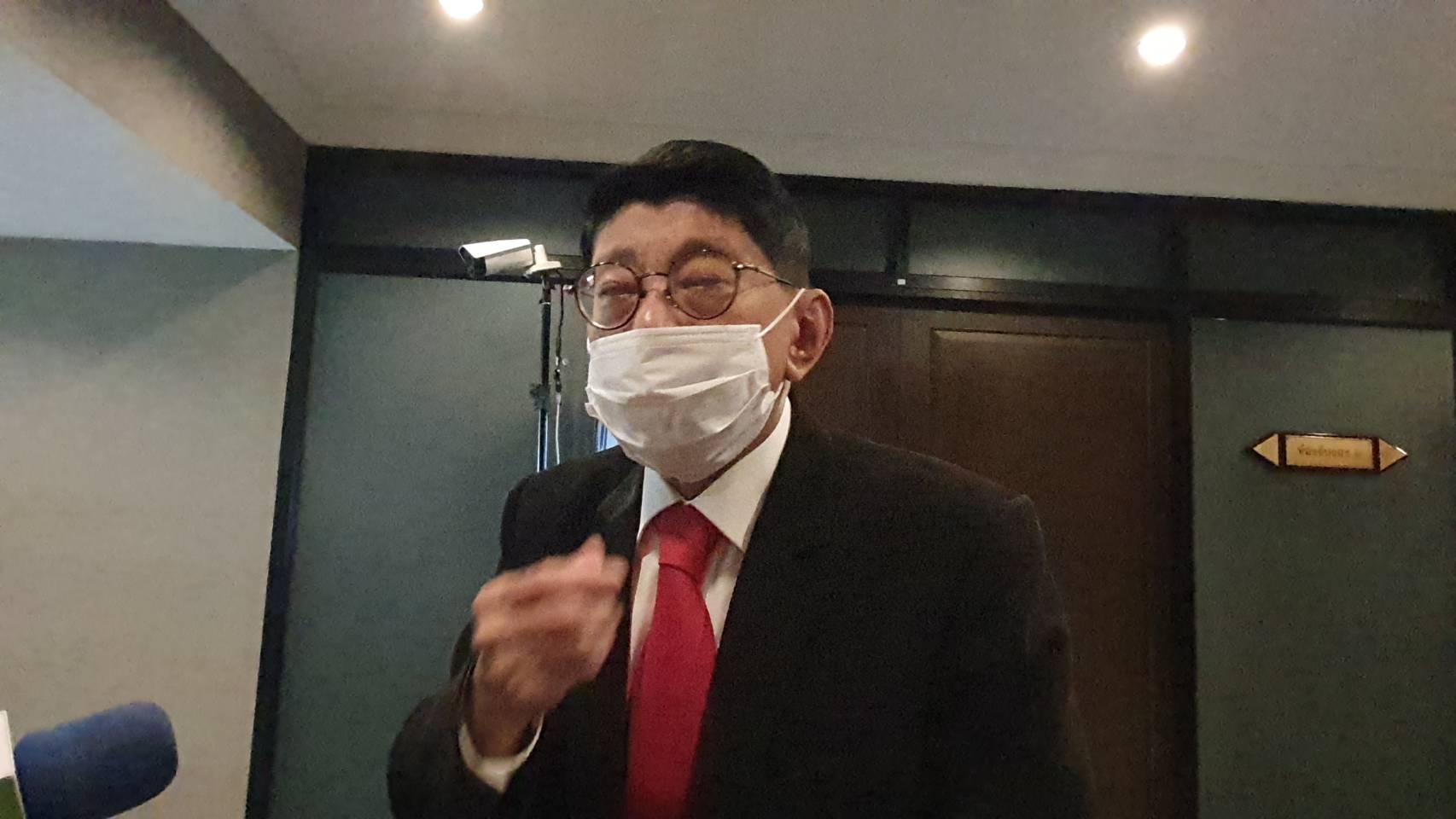 “วิษณุ” ชี้ เรื่องสถาบัน อภิปรายในสภาได้ แต่ต้องระวัง   ปัดเป็นติวเตอร์ บอกแต่ละคนชำนาญการกันทั้งนั้น   