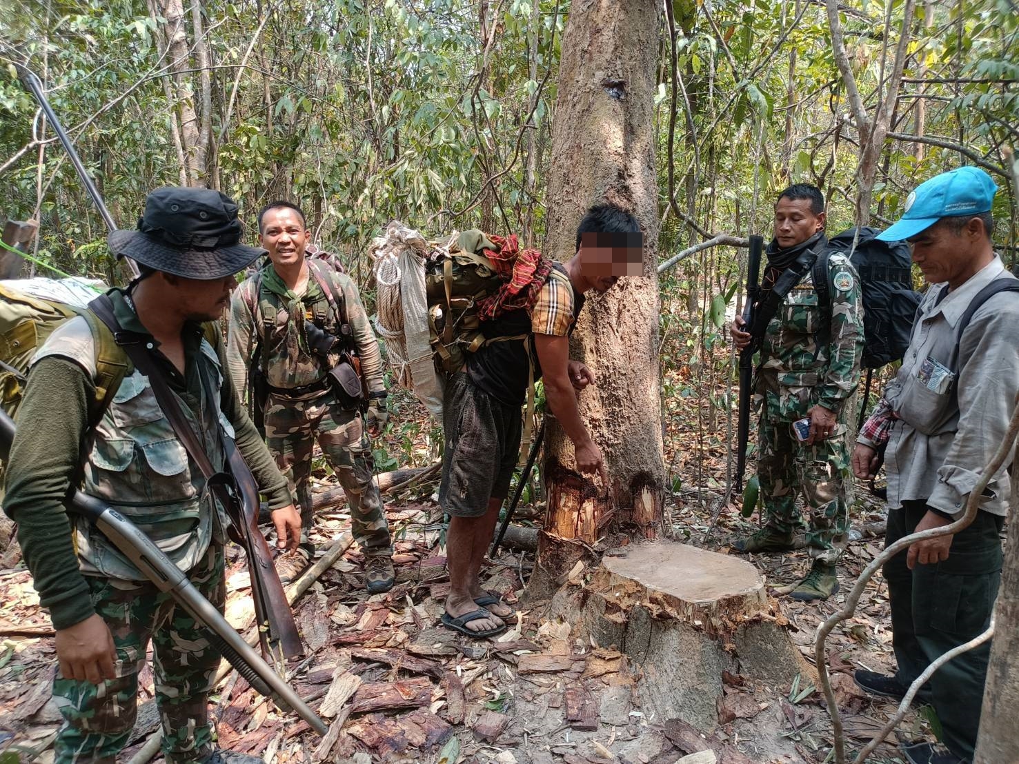 สุรินทร์ ระทึกจับเขมรตัดไม้กลางดึกป่าชายแดน พบกระจายแบบกองทัพมด 